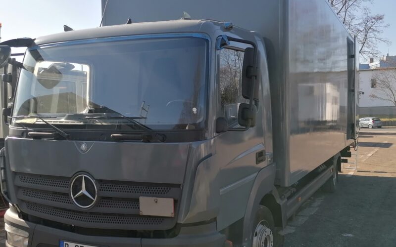 Kost&uuml;m LKW f&uuml;r Filmproduktion mit viel Platz f&uuml;r Kleidung und Ausstattung
