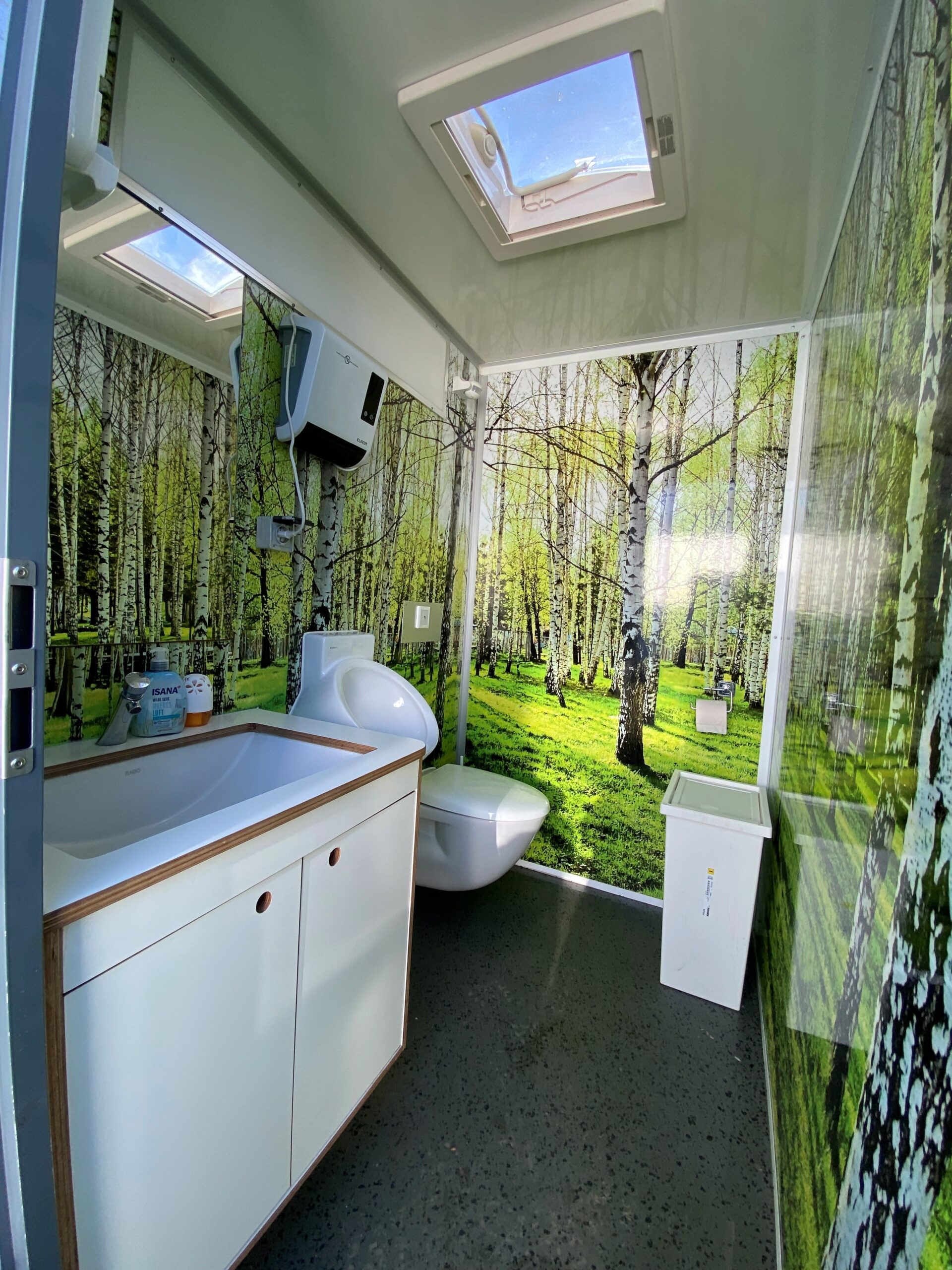 Toilettenwagen f&uuml;r Filmproduktion mit moderner Sanit&auml;rtechnik