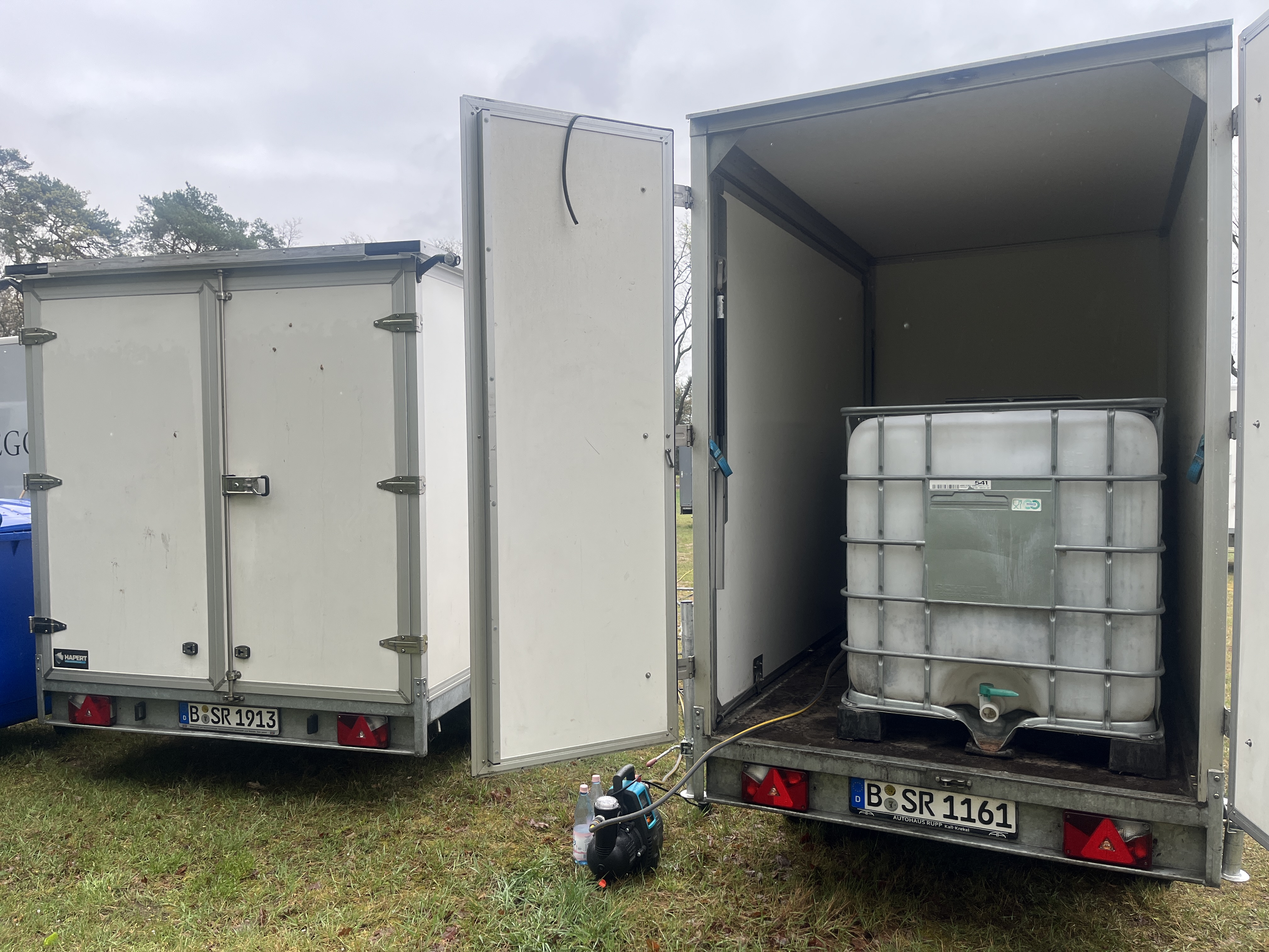 Wasseranhänger geschlossen für Filmproduktionen – Frischwasser und Abwasser auch für Wintermonate und Temperaturen unter 0 Grad geeignet Silent Running Berlin